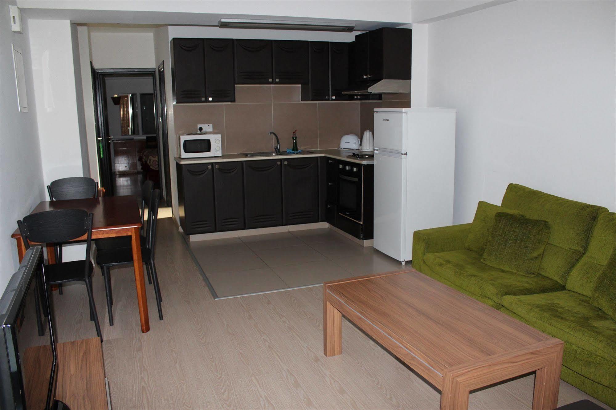 Eleonora Hotel Apartments ลาร์นาคา ภายนอก รูปภาพ